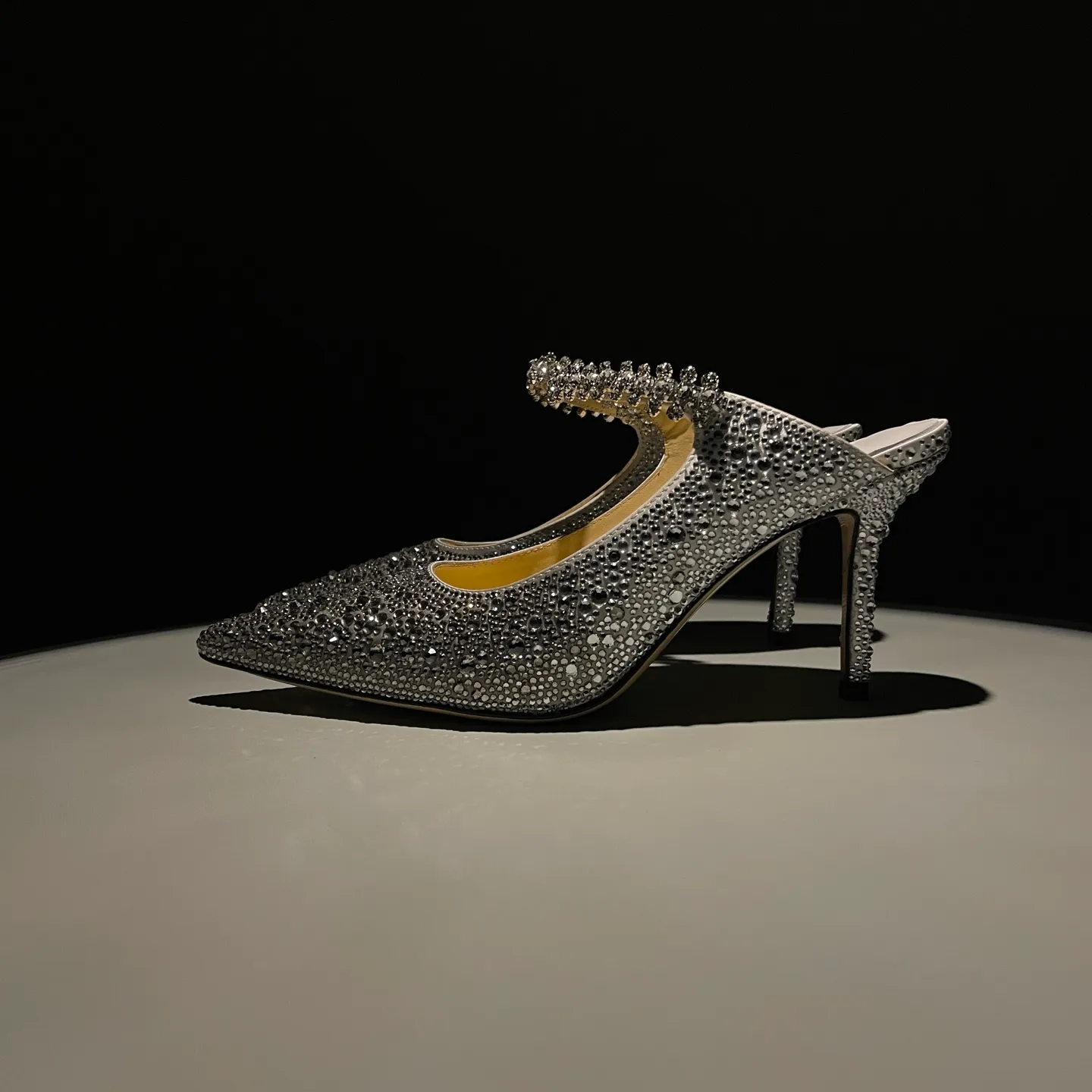 💕💕Factory direct selling price p680💕💕Jimmy Choo/Jimmy Choo classic diamond chain, pointed toe high-heeled slippers, crystal slippers, superb crystal slippers, so beautiful that you can’t take your eyes away. The shape of the shoes is very delicate, not too narrow and long, and the internal space is enough to allow the toes to relax enough. The rhinestones outline a charming arc on the instep, which is simply beautiful. It has a 360-degree surrounding fairy atmosphere, gorgeous but not exaggerated! ! The fabric is made of original customized material. The lining and toes are made of imported sheepskin. Customized A-grade Italian cowhide genuine leather sole. Heel height: 6.5cm 8.5cm Size: 35-39 (34/40/41/42/43 customized)